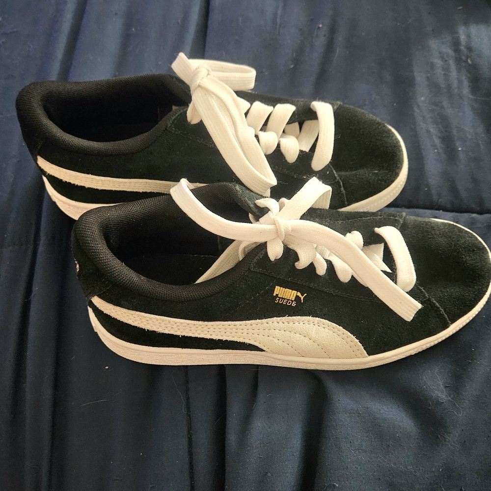PUMA Suede Classic Low Sz 3.5 Youth Black White Running Sneakers EUC